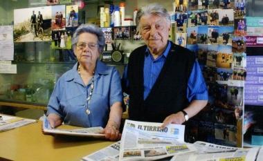 Alba e Corrado nella loro edicola a Cambiano 