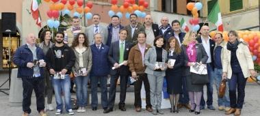 <b>FELICIONI.</b> In piazza Dante con le donne e gli uomini della sua lista 