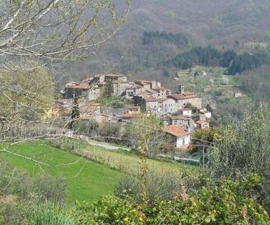 Panoramica di Castelvecchio uno dei paesi colpiti dai tagli di orario agli uffici postali  