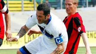 <b>GRANDE</b> Carparelli fermato con le cattive: una sua punizione ha fatto gridare al gol