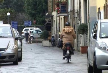 Una signora a bordo di un motorino 