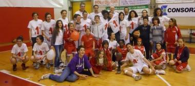 In alto a sinistra la festa per la promozione nel campionato di B1 e a destra quella per la vittoria ottenuta in Coppa Toscana Qui sopra la gioia del gruppo biancorosso per una stagione da favola 