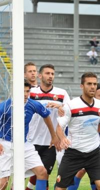 Unazione della gara e al centro il gol del Foligno    