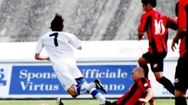 <b>LANCIANO-PISA.</b> A sinistra un intervento deciso su Ilari; sopra, il gol del vantaggio abruzzese
