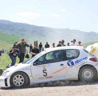 Sopra lequipaggio vincitore Taddei-Gaspari durante la corsa   