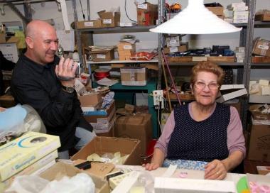 Mamma Rosetta con il figlio Alessandro che la riprende con una videocamera