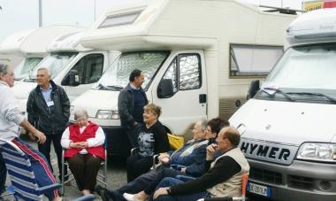 Momenti di relax per i camperisti che partecipano al raduno    