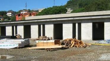 Le nuove scuole di Albiano Magra durante il periodo di costruzione