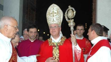 Celebrazione solenne in cattedrale A sinistra monsignor Mansueto Bianchi