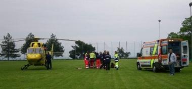 Lelicottero di Pegaso nel campo di Vitolini dove lambulanza ha trasportato il ferito 