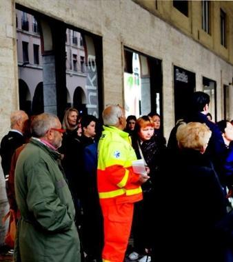 Tanti curiosi radunati sotto i portici