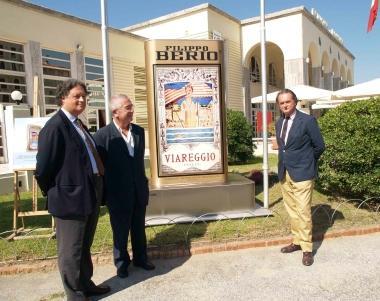 Sui lati due dei quattro fratelli Fontana con lex sindaco di Viareggio Marcucci 