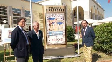 Sui lati due dei quattro fratelli Fontana con l’ex sindaco di Viareggio Marcucci
