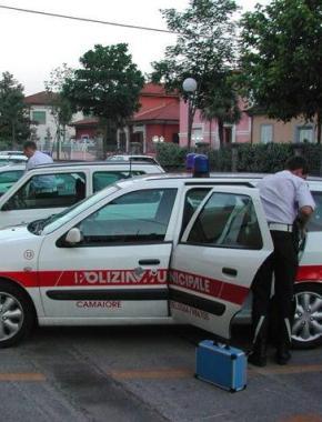 Una pattuglia di vigili urbani a Camaiore   