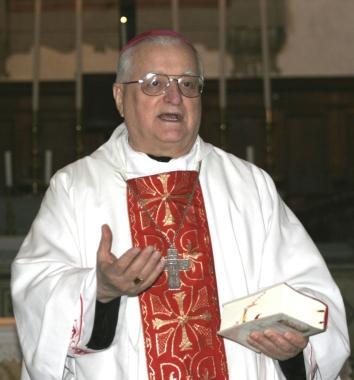 Il vescovo Gastone Simoni   