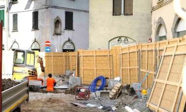 I lavori in corso in via Cavour nei pressi dellincrocio con via del Can Bianco 