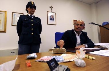 <b>SEQUESTRATI.</b> Soldi, mollette, bilancina elettronica e la droga 