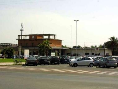 Il parroco e la piazza della stazione da cui parte linchiesta 