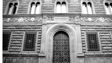 La facciata della sede centrale della Caripit in via Roma