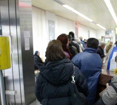In coda alle Poste per pagare i tributi (foto di repertorio)