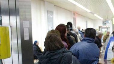 In coda alle Poste per pagare i tributi (foto di repertorio)