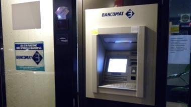 Bancomat manomessi con la colla per topi