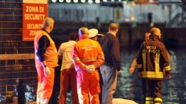 Muore nell'auto che precipita nelle acque del porto