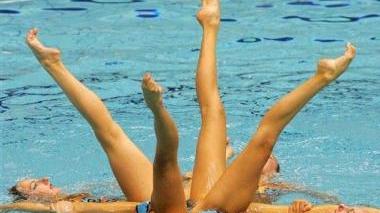 Un momento ricco di fascino di una esibizione di nuoto sincronizzato (foto d’archivio)