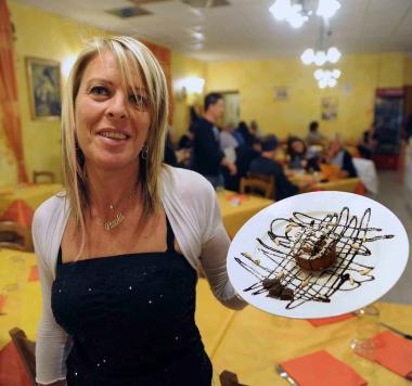 Paola Servidio con un dessert della casa 