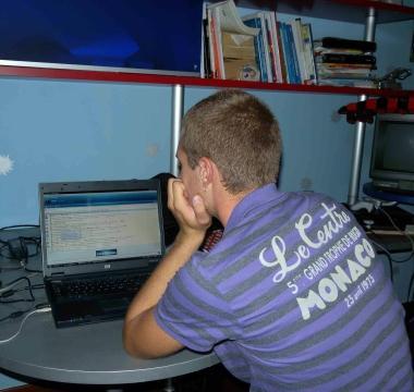Un giovane al computer 
