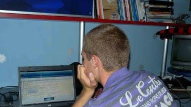 Un giovane al computer