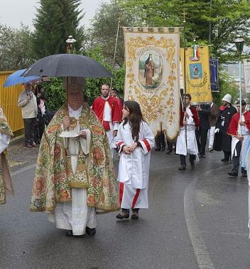 Il vescovo durante la processione   