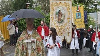 Il vescovo durante la processione