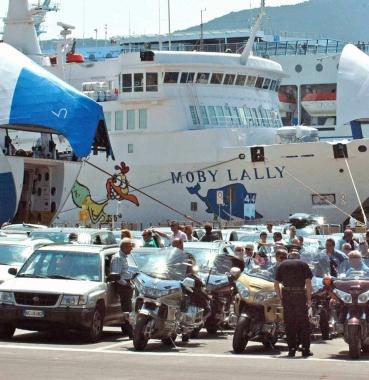 Una veduta del porto di Portoferraio con decine di mezzi in attesa di imbarco   