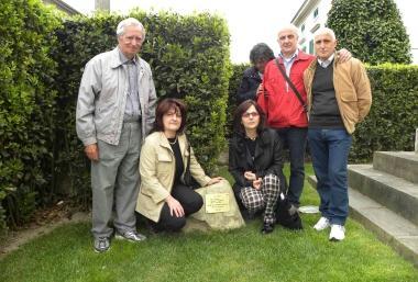I nipoti di Giordano Cappellini davanti alla targa di via Vittorio Veneto   
