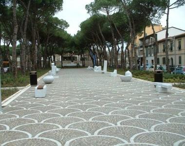 <b>LA PIAZZA.</b> Panchine dautore 
