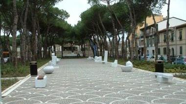<b>LA PIAZZA.</b> Panchine d’autore