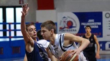 Alberto Granchi col pallone a spicchi
