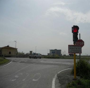 Uno dei cartelli al semaforo pericoloso e il guard-rail danneggiato 