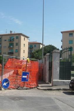 Il cantiere della Consabit, che per realizzare 36 appartamenti ha occupato via Wan Bergher e costruir&agrave; a ridosso del muro dellistituto religioso San Giuseppe dellapparizione 