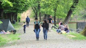 Persone a passeggio intorno al lago nel giorno di Pasquetta