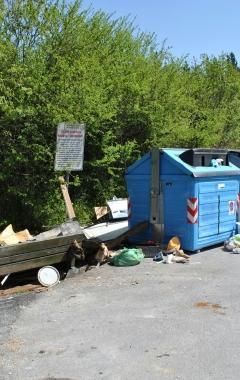 Cassonetti trasformati in discariche a cielo aperto 