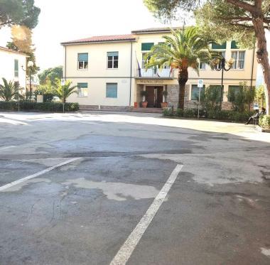 Nella foto in alto piazza Dante, di fronte al municipio di Campo, sopra la storica fortezza di San Piero 