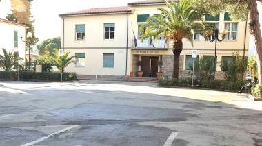 Nella foto in alto piazza Dante, di fronte al municipio di Campo, sopra la storica fortezza di San Piero