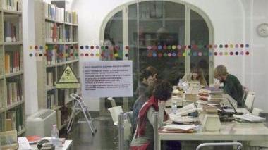 Studenti universitari in biblioteca