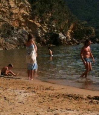 Primi tuffi in mare sulla spiaggia di Forno a Portoferraio 
