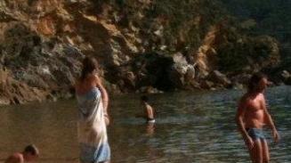 Primi tuffi in mare sulla spiaggia di Forno a Portoferraio