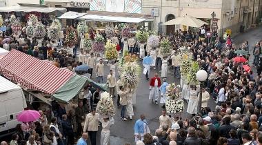 La folla sulla piazza del paese durante la processione 