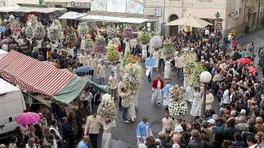 La folla sulla piazza del paese durante la processione