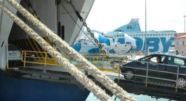 Auto si imbarca su un traghetto per lElba: si annuncia una guerra tariffaria tra la nuova arrivata Archipelagus e le compagnie che fanno gi&agrave; il servizio     